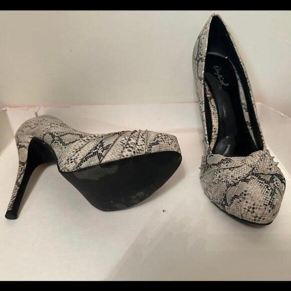 Wildly Chic Snakeskin Stilettos - Elevate Your Style Game - Picture 2 of 4